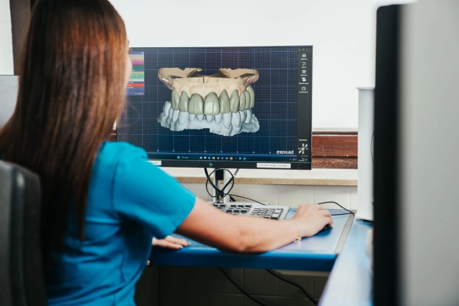 Dentallabor Bielefeld bei der digitalen 3D-Planung von Zahnersatz am CAD-System