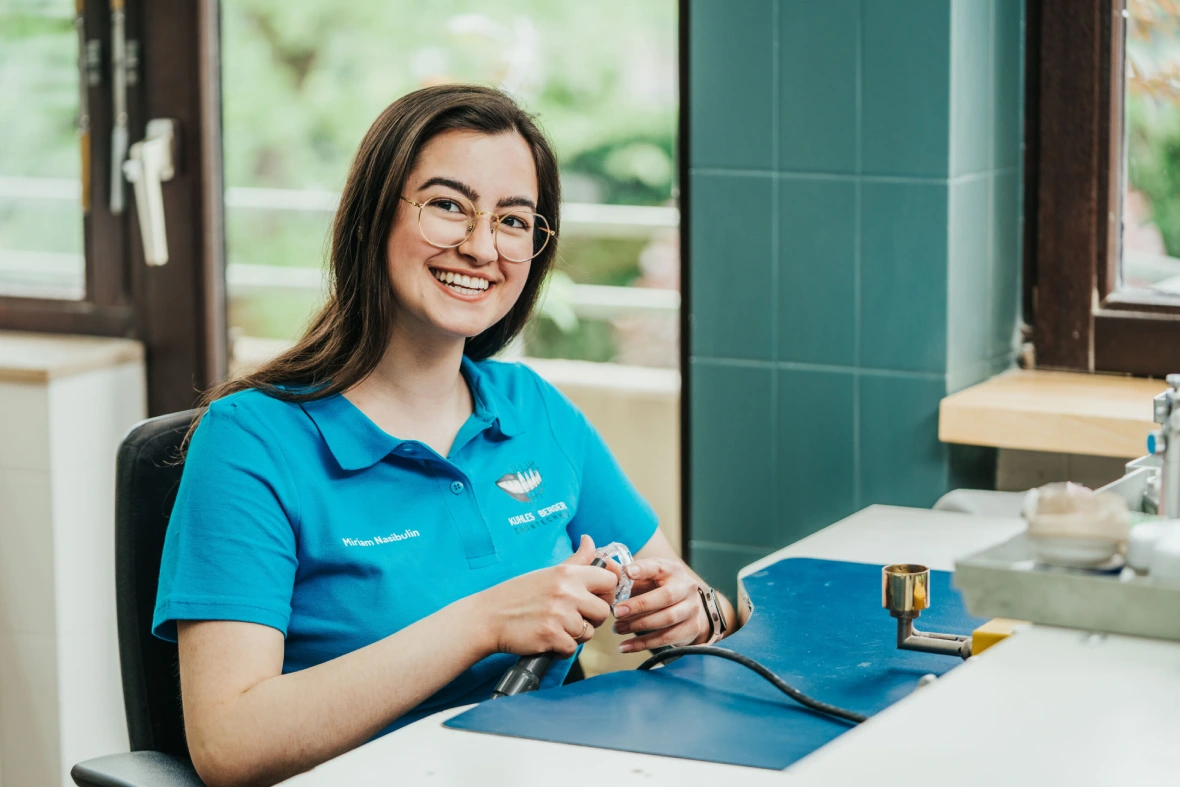 Zahntechnik Bielefeld – Mitarbeiterin arbeitet präzise an hochwertigem Zahnersatz im modernen Dentallabor Bielefeld